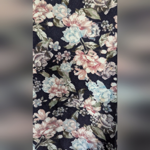 Cropped Sleeve Floral Top - Picture 2 of 3